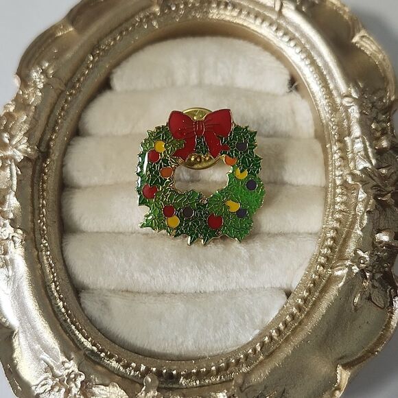 Festive Holiday Wreath Brooch Pin with Red Bow Vintage - Picture 1 of 4